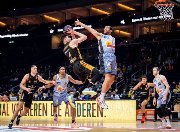 河南光速扳平！卡多索一脚穿裆两“小门”，薛庆浩低级失误